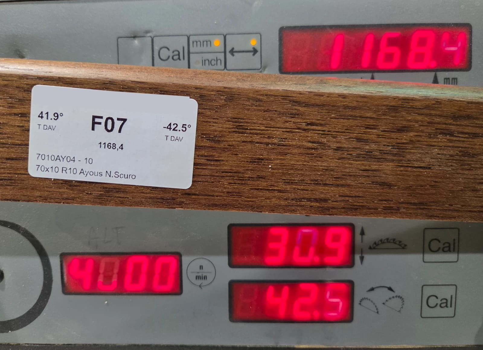 Il pezzo F07 sulla troncatrice: l'etichetta indica 42,5 gradi e il display della macchina è impostato a 42,5