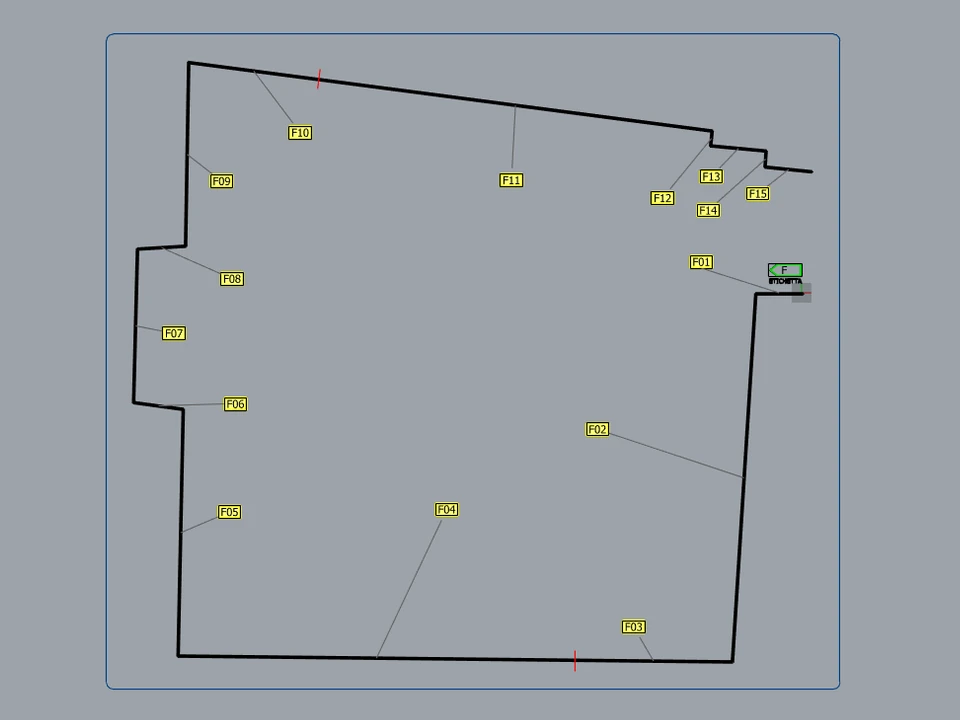 Pianta di una stanza irregolare con rientranze: il software identifica i pezzi di battiscopa con i codici da F01 a F15